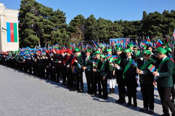Sumqayıtda Bayraq yürüşü - Sakinlər şəhərin 3 müxtəlif yerindən Bayraq meydanına axışıblar - VİDEO + FOTO