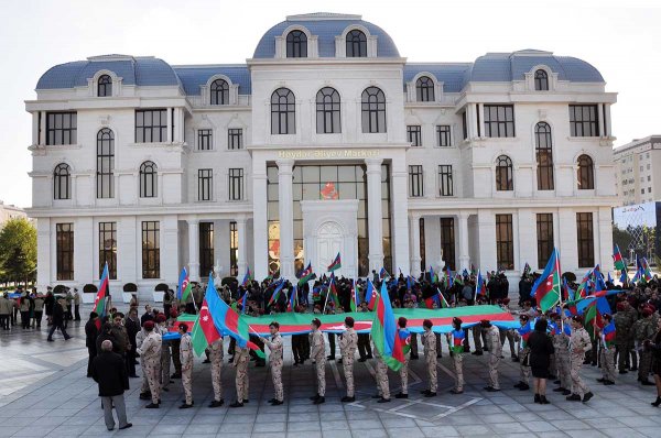 Sumqayıtda Bayraq yürüşü - Sakinlər şəhərin 3 müxtəlif yerindən Bayraq meydanına axışıblar - VİDEO + FOTO