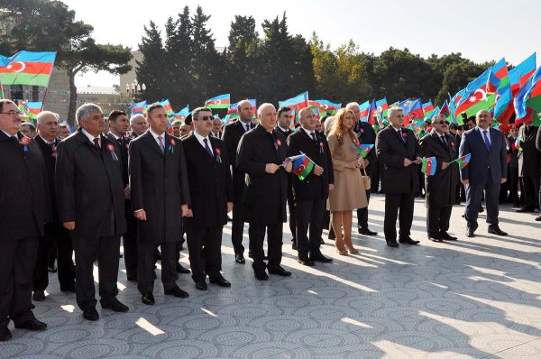 Sumqayıtda Bayraq yürüşü - Sakinlər şəhərin 3 müxtəlif yerindən Bayraq meydanına axışıblar - VİDEO + FOTO