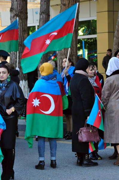 Sumqayıtda Bayraq yürüşü - Sakinlər şəhərin 3 müxtəlif yerindən Bayraq meydanına axışıblar - VİDEO + FOTO