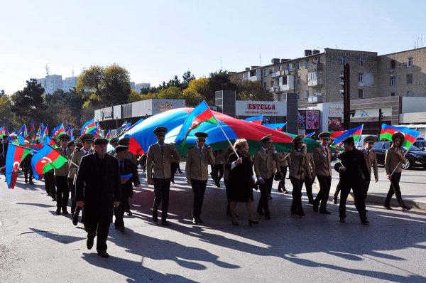 Sumqayıtda Bayraq yürüşü - Sakinlər şəhərin 3 müxtəlif yerindən Bayraq meydanına axışıblar - VİDEO + FOTO