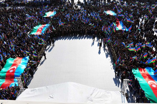 Sumqayıtda Bayraq yürüşü - Sakinlər şəhərin 3 müxtəlif yerindən Bayraq meydanına axışıblar - VİDEO + FOTO
