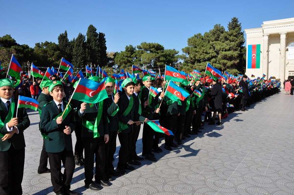Sumqayıtda Bayraq yürüşü - Sakinlər şəhərin 3 müxtəlif yerindən Bayraq meydanına axışıblar - VİDEO + FOTO