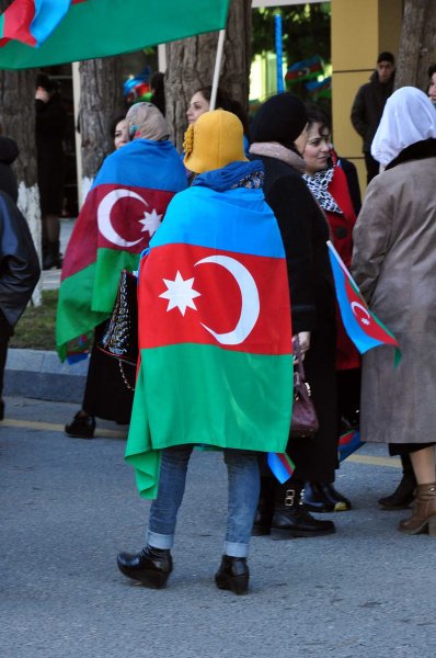 Sumqayıtda Bayraq yürüşü - Sakinlər şəhərin 3 müxtəlif yerindən Bayraq meydanına axışıblar - VİDEO + FOTO