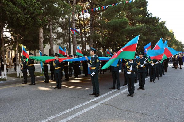 Sumqayıtda Bayraq yürüşü - Sakinlər şəhərin 3 müxtəlif yerindən Bayraq meydanına axışıblar - VİDEO + FOTO