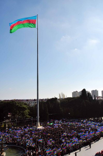 Sumqayıtda Bayraq yürüşü - Sakinlər şəhərin 3 müxtəlif yerindən Bayraq meydanına axışıblar - VİDEO + FOTO