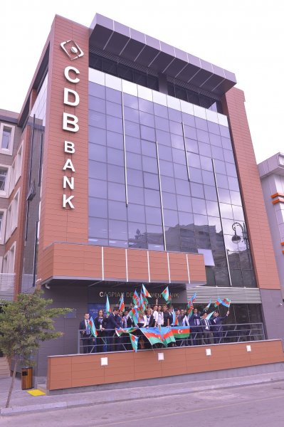 Müştərilərinə bayraq hədiyyə etdi - Bankdan qeyri-adi təşəbbüs (FOTOLAR)