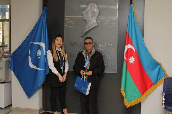 Müştərilərinə bayraq hədiyyə etdi - Bankdan qeyri-adi təşəbbüs (FOTOLAR)