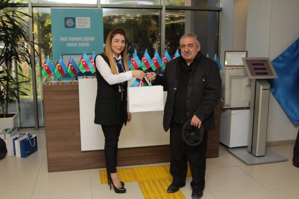 Müştərilərinə bayraq hədiyyə etdi - Bankdan qeyri-adi təşəbbüs (FOTOLAR)