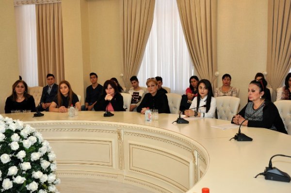 Sumqayıtda Konstitusiya günü münasibətilə açıq dərs keçirilib - FOTOLAR Sumqayıtda Konstitusiya günü münasibətilə açıq dərs keçirilib - FOTOLAR