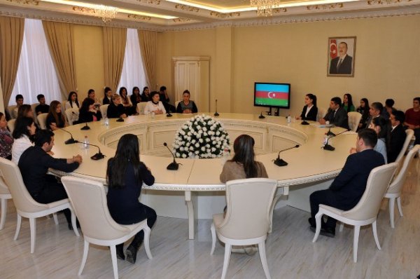Sumqayıtda Konstitusiya günü münasibətilə açıq dərs keçirilib - FOTOLAR Sumqayıtda Konstitusiya günü münasibətilə açıq dərs keçirilib - FOTOLAR