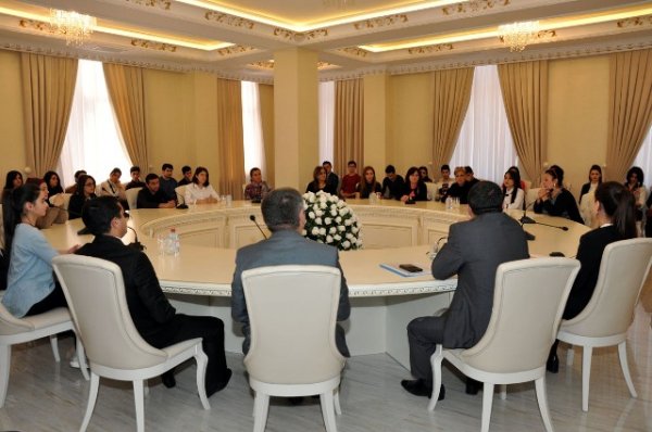 Sumqayıtda Konstitusiya günü münasibətilə açıq dərs keçirilib - FOTOLAR Sumqayıtda Konstitusiya günü münasibətilə açıq dərs keçirilib - FOTOLAR