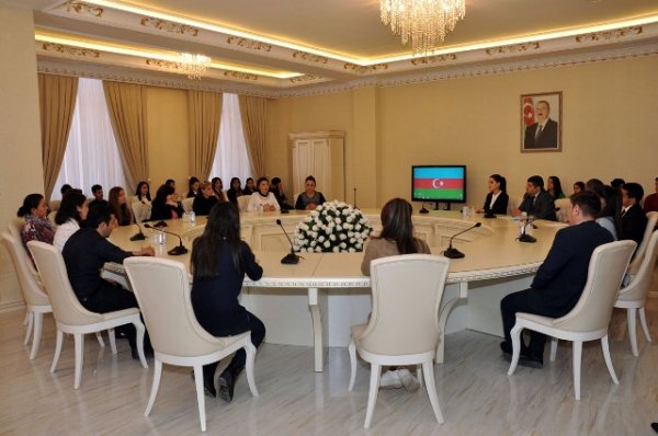 Sumqayıtda Konstitusiya günü münasibətilə açıq dərs keçirilib - FOTOLAR Sumqayıtda Konstitusiya günü münasibətilə açıq dərs keçirilib - FOTOLAR