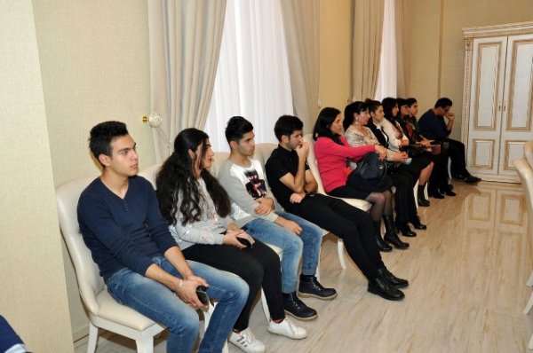 Sumqayıtda Konstitusiya günü münasibətilə açıq dərs keçirilib - FOTOLAR Sumqayıtda Konstitusiya günü münasibətilə açıq dərs keçirilib - FOTOLAR