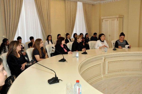 Sumqayıtda Konstitusiya günü münasibətilə açıq dərs keçirilib - FOTOLAR Sumqayıtda Konstitusiya günü münasibətilə açıq dərs keçirilib - FOTOLAR
