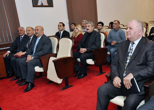Zakir Fərəcov Sumqayıt teatrının aktyorları ilə görüşüb – FOTOLAR Zakir Fərəcov Sumqayıt teatrının aktyorları ilə görüşüb – FOTOLAR