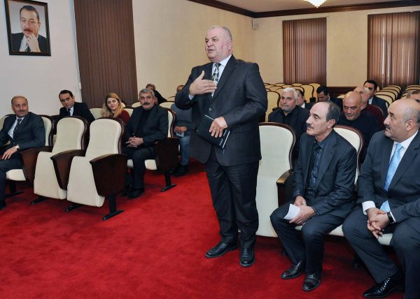 Zakir Fərəcov Sumqayıt teatrının aktyorları ilə görüşüb – FOTOLAR Zakir Fərəcov Sumqayıt teatrının aktyorları ilə görüşüb – FOTOLAR
