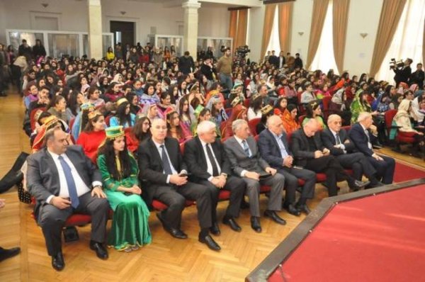 Müəllim və tələbələr dərsə milli geyimdə gəldilər - FOTOLAR
