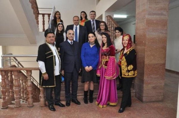 Müəllim və tələbələr dərsə milli geyimdə gəldilər - FOTOLAR
