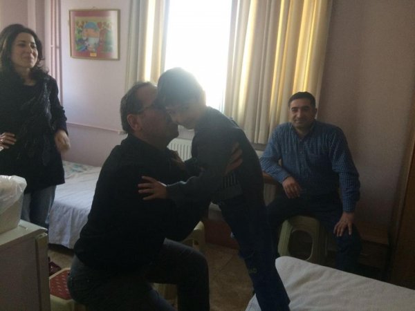 İzmirdə müalicə alan azərbaycanlı uşaqlara dəstək kampaniyası genişlənir – Daha 2 dərnək rəhbəri ailəyə baş çəkib