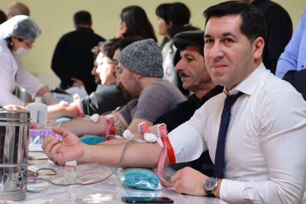 Sumqayıt kimyaçıları talassemiyalı xəstələr üçün növbəti qanvermə aksiyasında iştirak ediblər Sumqayıt kimyaçıları talassemiyalı xəstələr üçün növbəti qanvermə aksiyasında iştirak ediblər