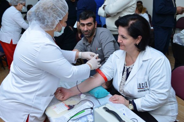 Sumqayıt kimyaçıları talassemiyalı xəstələr üçün növbəti qanvermə aksiyasında iştirak ediblər Sumqayıt kimyaçıları talassemiyalı xəstələr üçün növbəti qanvermə aksiyasında iştirak ediblər