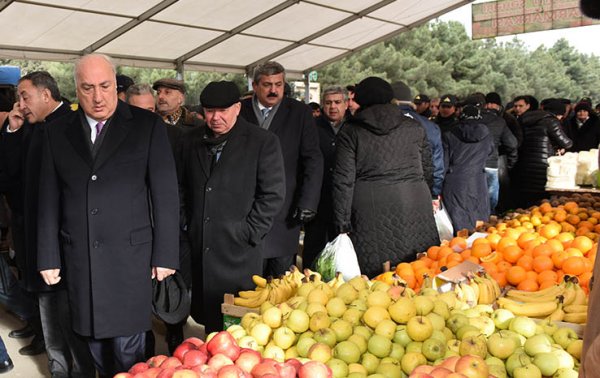 Sumqayıtda satış-yarmarkada məhsullar 25-30 faiz ucuz təklif edilir - VİDEO + FOTO Sumqayıtda satış-yarmarkada məhsullar 25-30 faiz ucuz təklif edilir - VİDEO + FOTO