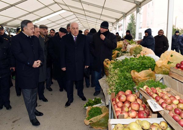 Sumqayıtda satış-yarmarkada məhsullar 25-30 faiz ucuz təklif edilir - VİDEO + FOTO Sumqayıtda satış-yarmarkada məhsullar 25-30 faiz ucuz təklif edilir - VİDEO + FOTO