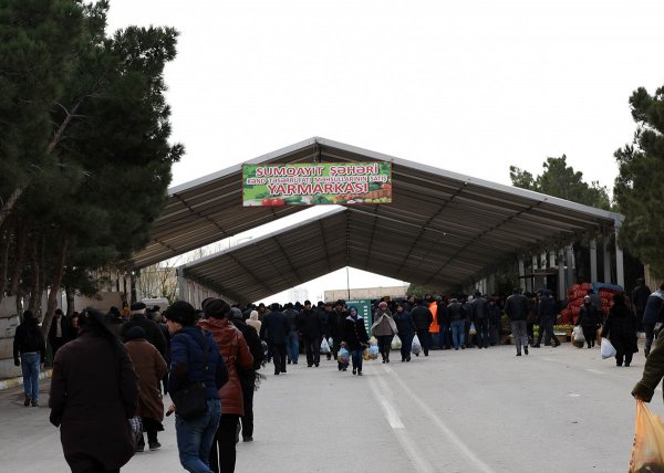 Sumqayıtda satış-yarmarkada məhsullar 25-30 faiz ucuz təklif edilir - VİDEO + FOTO Sumqayıtda satış-yarmarkada məhsullar 25-30 faiz ucuz təklif edilir - VİDEO + FOTO