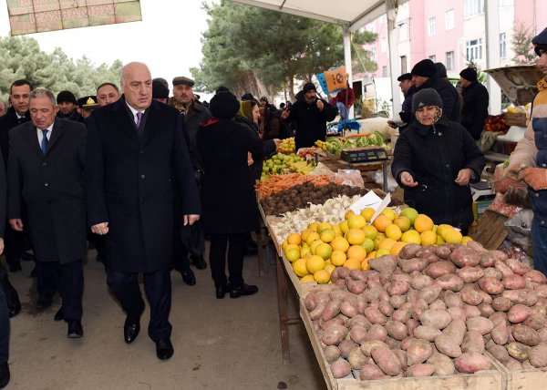 Sumqayıtda satış-yarmarkada məhsullar 25-30 faiz ucuz təklif edilir - VİDEO + FOTO Sumqayıtda satış-yarmarkada məhsullar 25-30 faiz ucuz təklif edilir - VİDEO + FOTO