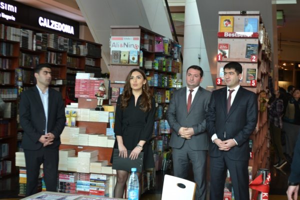 Sumqayıtlı gəncin “Müştəri Məmnuniyyəti” adlı kitabının təqdimatı keçirildi - FOTOLAR Sumqayıtlı gəncin “Müştəri Məmnuniyyəti” adlı kitabının təqdimatı keçirildi - FOTOLAR
