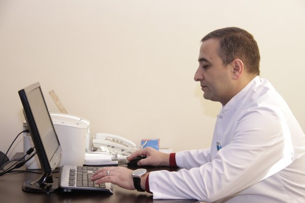 Sumqayıtlı kardioloq: "Ürəyini qoruyan insan ildə bir dəfə EKQ, ExoKQ, xolesterin, triqliseridlərin təyini kimi analizləri verməlidir" (MÜSAHİBƏ) Sumqayıtlı kardioloq: "Ürəyini qoruyan insan ildə bir dəfə EKQ, ExoKQ, xolesterin, triqliseridlərin təyini kimi analizləri verməlidir" (MÜSAHİBƏ)