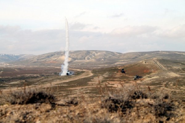 Azərbaycan `İldırım` raketini işə saldı - FOTOLAR