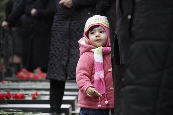 Sumqayıt rəsmiləri və ictimaiyyəti 20 Yanvar şəhidlərinin xatirəsini yad edib - FOTOLAR