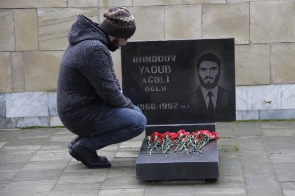 Sumqayıt rəsmiləri və ictimaiyyəti 20 Yanvar şəhidlərinin xatirəsini yad edib - FOTOLAR