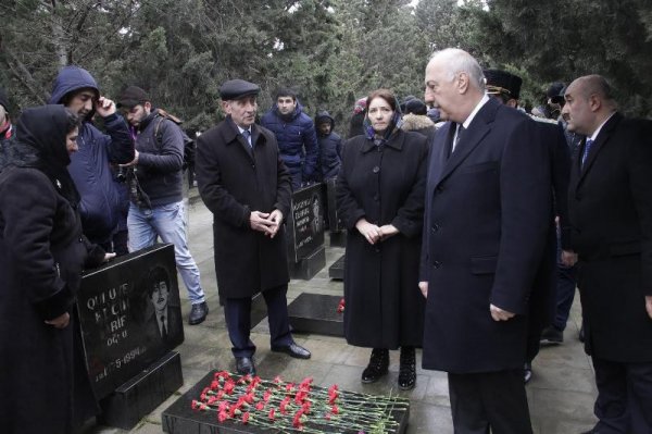 Sumqayıt rəsmiləri və ictimaiyyəti 20 Yanvar şəhidlərinin xatirəsini yad edib - FOTOLAR