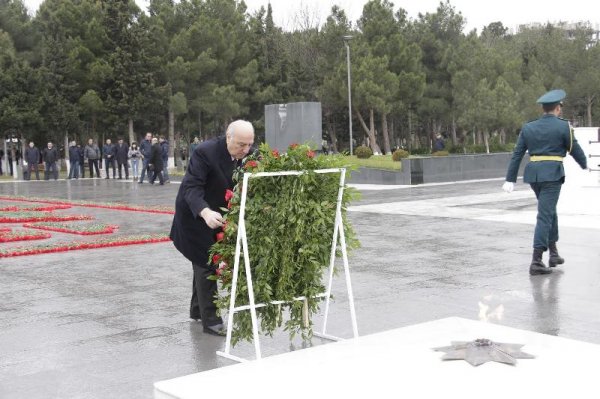 Sumqayıt rəsmiləri və ictimaiyyəti 20 Yanvar şəhidlərinin xatirəsini yad edib - FOTOLAR