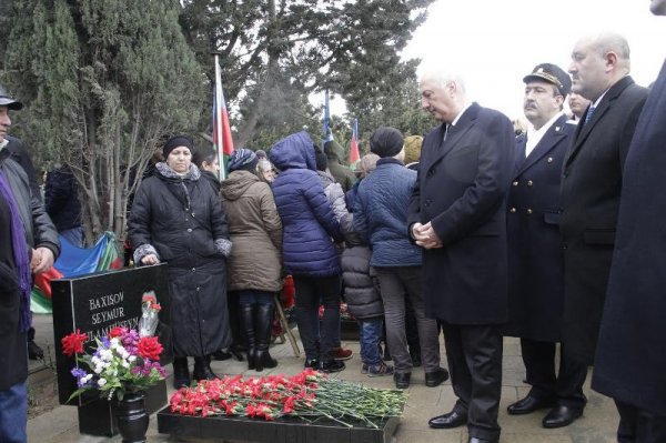 Sumqayıt rəsmiləri və ictimaiyyəti 20 Yanvar şəhidlərinin xatirəsini yad edib - FOTOLAR