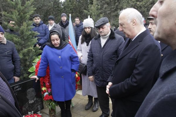 Sumqayıt rəsmiləri və ictimaiyyəti 20 Yanvar şəhidlərinin xatirəsini yad edib - FOTOLAR