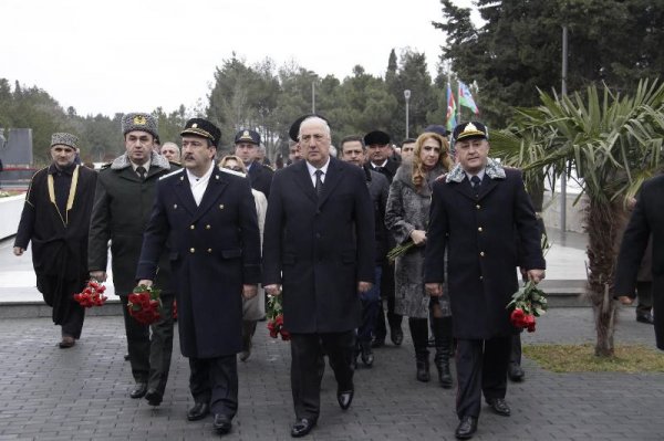 Sumqayıt rəsmiləri və ictimaiyyəti 20 Yanvar şəhidlərinin xatirəsini yad edib - FOTOLAR