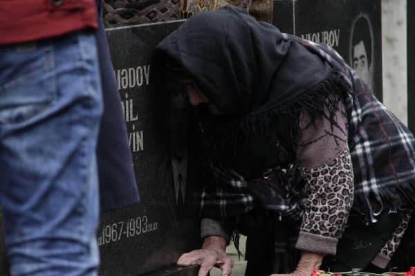 Sumqayıt rəsmiləri və ictimaiyyəti 20 Yanvar şəhidlərinin xatirəsini yad edib - FOTOLAR