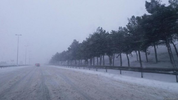 Sumqayıt - Bakı yolunda hərəkət çətinləşdi - FOTO Sumqayıt - Bakı yolunda hərəkət çətinləşdi - FOTO