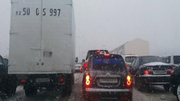 Sumqayıt- Bakı yolunda hərəkət iflic oldu - FOTOLAR Sumqayıt- Bakı yolunda hərəkət iflic oldu - FOTOLAR