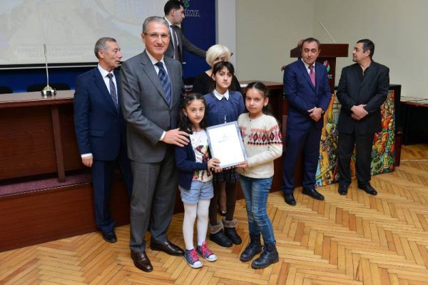 “Mənim Sumqayıtım” adlı rəsm müsabiqəsinin qalibləri mükafatlandırılıb -FOTOLAR “Mənim Sumqayıtım” adlı rəsm müsabiqəsinin qalibləri mükafatlandırılıb -FOTOLAR