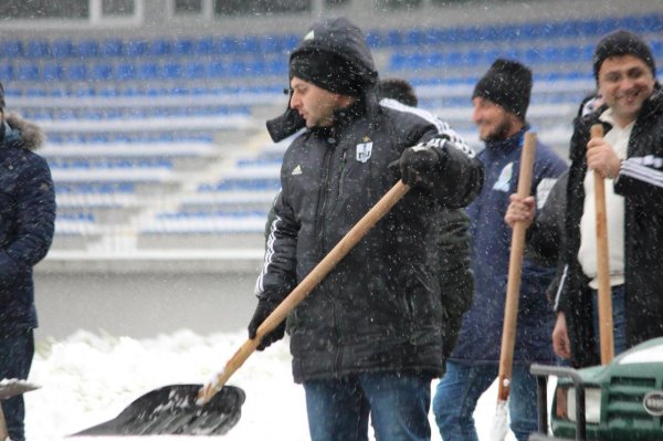 "Neftçi"nin bütün kollektivi stadiona çıxdı - Qar təmizləmək üçün - FOTO