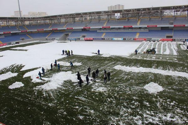 "Neftçi"nin bütün kollektivi stadiona çıxdı - Qar təmizləmək üçün - FOTO