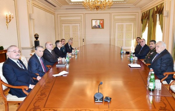 Prezident: "Mehriban Əliyeva uzun illərdir ki, ölkəmizin ictimai-siyasi həyatında mühüm və fəal rol oynayır" - FOTO Prezident: "Mehriban Əliyeva uzun illərdir ki, ölkəmizin ictimai-siyasi həyatında mühüm və fəal rol oynayır" - FOTO