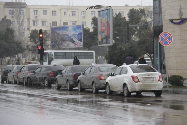 Sumqayıtda işıqforları və dayanacaqları zəbt edən taksi sürücüləri – “Bakıya səs-küylü sərnişin ovu” - REPORTAJ Sumqayıtda işıqforları və dayanacaqları zəbt edən taksi sürücüləri – “Bakıya səs-küylü sərnişin ovu” - REPORTAJ