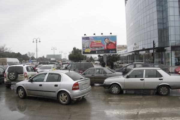 Sumqayıtda işıqforları və dayanacaqları zəbt edən taksi sürücüləri – “Bakıya səs-küylü sərnişin ovu” - REPORTAJ Sumqayıtda işıqforları və dayanacaqları zəbt edən taksi sürücüləri – “Bakıya səs-küylü sərnişin ovu” - REPORTAJ