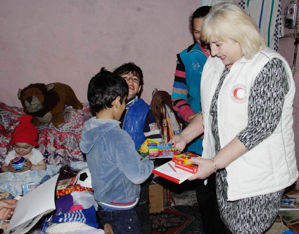 Sumqayıtda acınacaqlı vəziyyətdə yaşayan ailəyə yardım aksiyası davam edir - FOTOLAR Sumqayıtda acınacaqlı vəziyyətdə yaşayan ailəyə yardım aksiyası davam edir - FOTOLAR